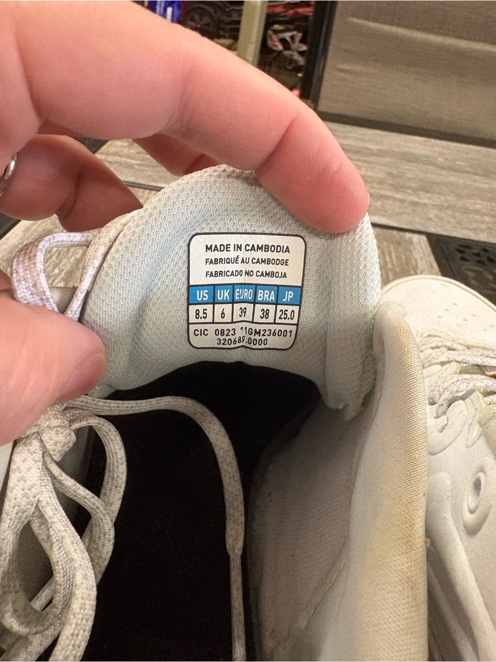 Mizuno White Low-Top Sport Cleats with Silver Logo - Picture 5 of 5